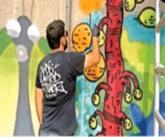दिल्ली के फ्लाईओवर व दीवारों पर चित्र उकेरे जा रहेे हैं।