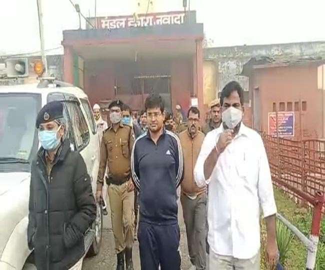 डीएम-एसपी का काफिला पहुंचा जेल के सामने तो मचा हड़कंप, नवादा में तीन घंटे  तक चलती रही रेड - DM SP s convoy reached in front of the jail there was a