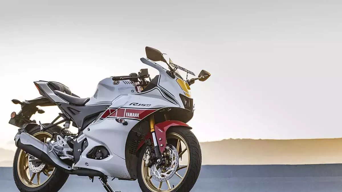 Yamaha YZF R15 V4 सुपर स्पोर्ट मोटरसाइकिल कई दमदार फीचर्स से लैस, आपके शहर में बाइक की कितनी कीमत