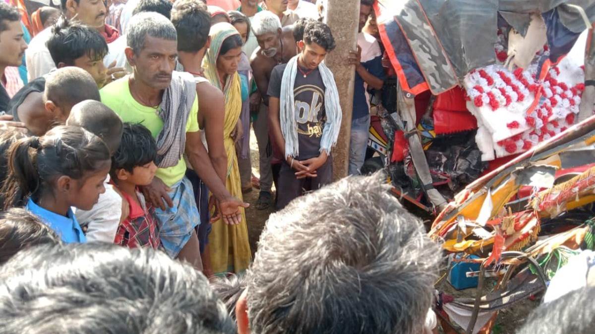 https://www.jagranimages.com/images/newimg/25022023/25_02_2023-banka_road_accident_23340436.jpg