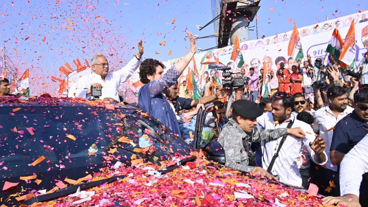 Video: रायपुर में प्रियंका गांधी का भव्य स्वागत, आसमान से हुई फूलों की  बारिश; सड़क पर भी बिछाए गए फूल - Congress plenary session Street paved with flower  petals to welcome Priyanka