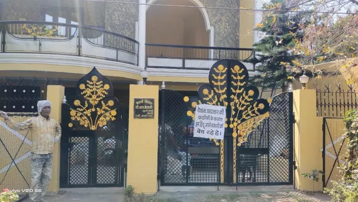 देवास जिले में हिंदुओं ने घर बेचने के पोस्टर लगाए