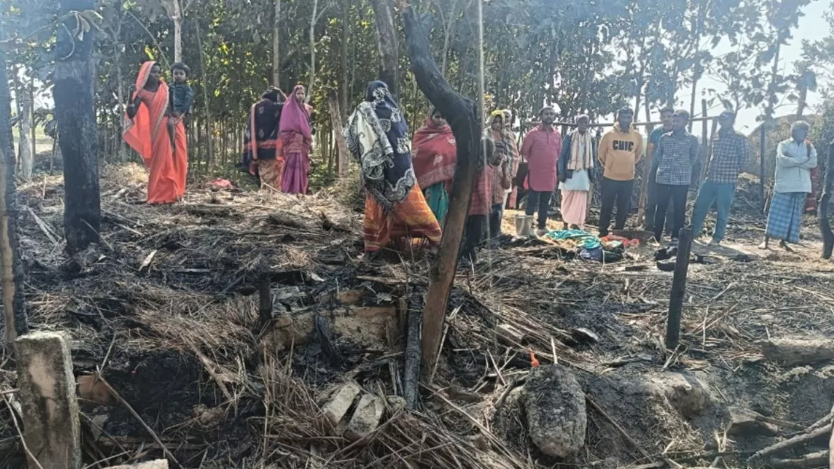West Champaran News: आग लगने से दो झोपड़ी जली, हजारों की संपत्ति राख