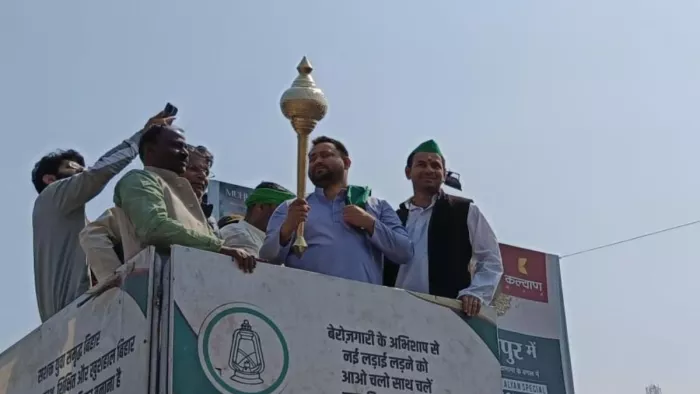 जन विश्वास यात्रा के दूसरे चरण में हाजीपुर में रोड शो करते तेजस्वी यादव। फोटो- जागरण