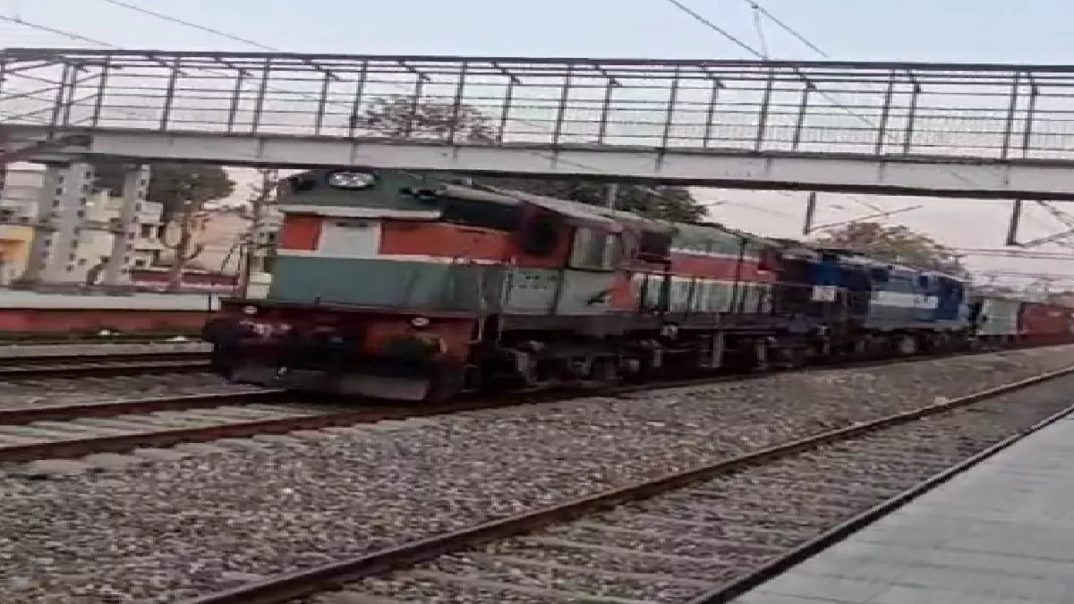 कठुआ रेलवे स्टेशन पर जब बिना ड्राइवर के ही चलने लगी मालगाड़ी, यह देख लोगों में मचा हड़कंप; Viral Video