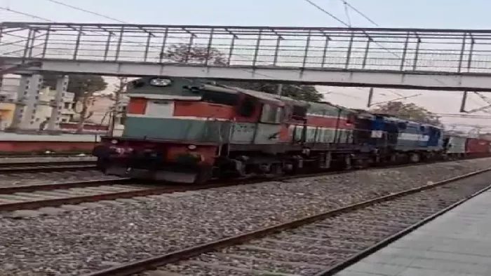 Kathua railway station: कठुआ रेलवे स्टेशन पर जब बिना ड्राइवर के ही चलने लगी मालगाड़ी। (फोटो-एएनआई)