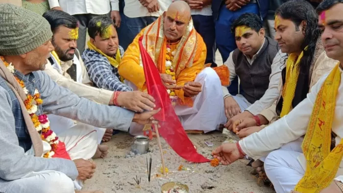 Holi 2024: गांव फालैन की परिक्रमा कर तप पर बैठा मोनू पंडा