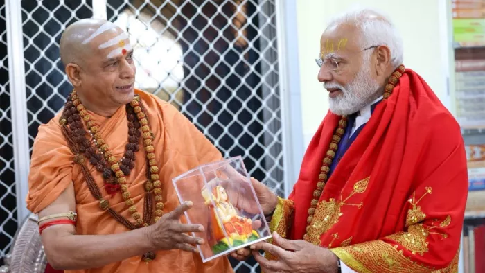 प्रधानमंत्री ने शंकराचार्य स्वामी सदानंद सरस्वती का लिया आशीर्वाद।