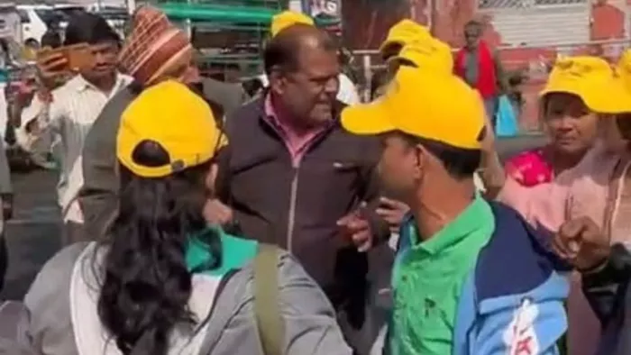 आगरा किला के बाहर लगी छत्रपति शिवाजी महाराज की प्रतिमा पर गाइड को घेरकर खड़े महाराष्ट्र के पर्यटक। वीडियो ग्रैब