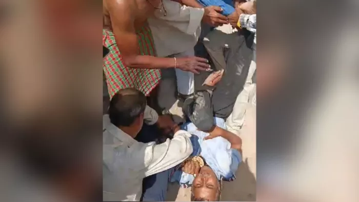 आगरा: किशोरी से दुष्कर्म के आरोपित की पिटाई के वायरल वीडियो का स्क्रीनशॉट। सौजन्य सोशल मीडिया