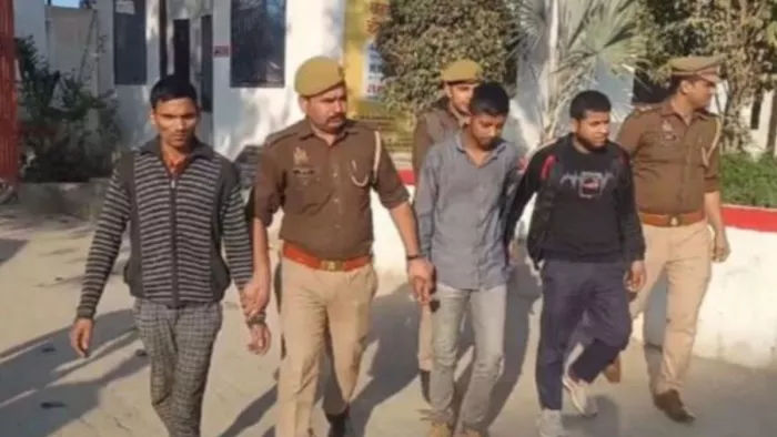 जैथरा थाने से मुंबई की युवती के तीन हत्यारोपितों को जेल ले जाती पुलिस। जागरण