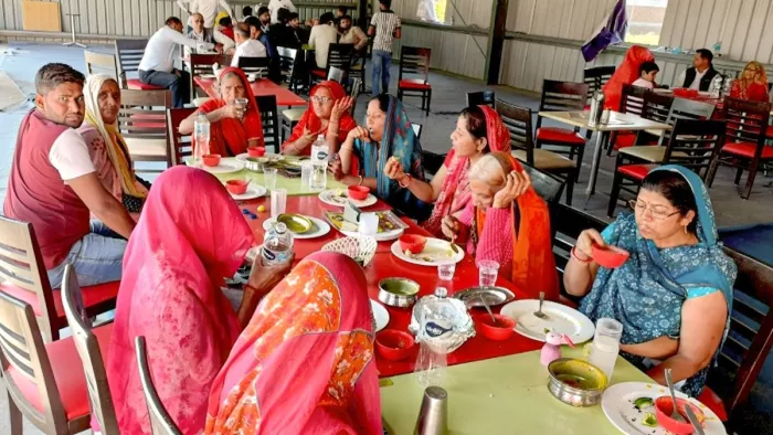 Mathura News: मथुरा-वृंदावन के यमुना एक्सप्रेस-वे कट के संपर्क मार्ग पर बने ढाबों में भोजन करते श्रद्धालु। - फोटो: जागरण।