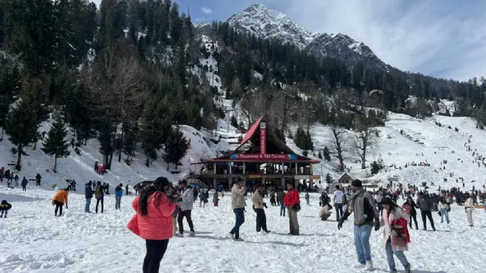 सोलंगनाला में सोमवार को बर्फ के बीच चहलकदमी करते पर्यटकl (फोटो- जागरण)
