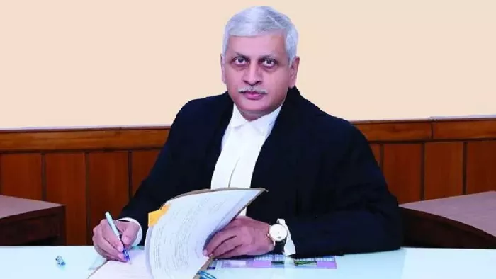जेपीसी के सामने मंगलवार को देश के पूर्व मुख्य न्यायाधीश यूयू ललित सहित कुछ कानूनविद पेश हुए।