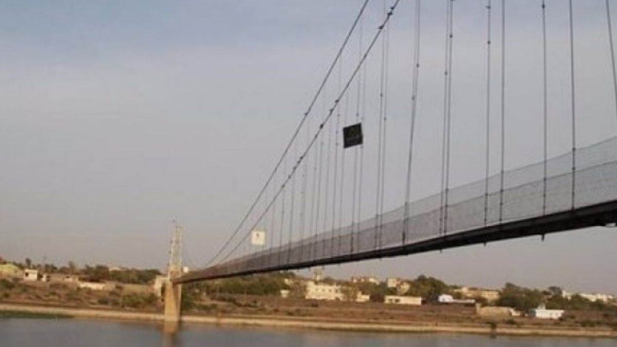 https://www.jagranimages.com/images/newimg/25022025/25_02_2025-morbi_bridge_2_23890529_141126240.jpg