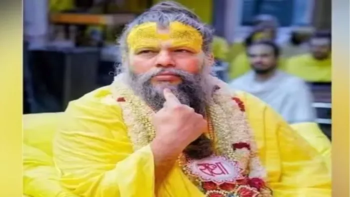 Saint Premanand Maharaj: वृंदावन के श्रीराधाकेलि कुंज में छात्र को प्रवचन देते संत प्रेमानंदl