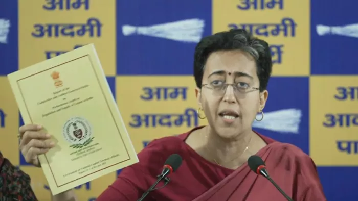CAG Report दिखाती हुईं नेता प्रतिपक्ष आतिशी। जागरण