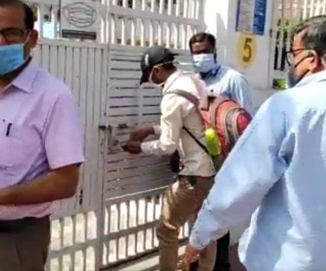 सीएमएस महानगर स्‍कूल में एक शिक्षक के कोविड पॉजिटिव आने सील कर दिया गया है।