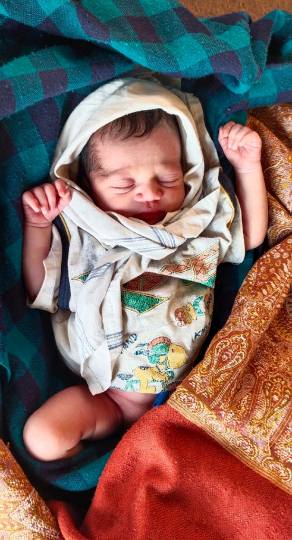 बस स्टाप पर मिली नवजात, चाइल्ड को सौंपा