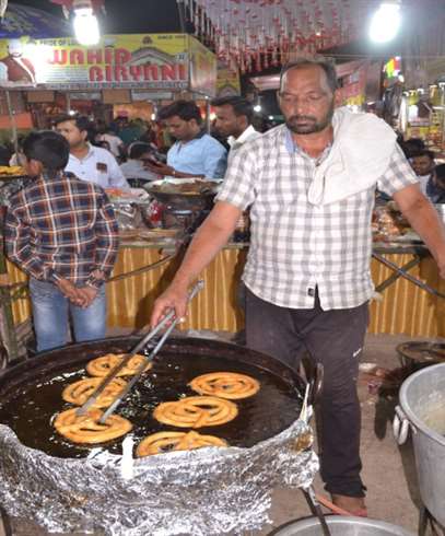 Taj Mahotsav 2022: ताज महोत्सव में जलेगी बनाते सोनीपत के गोहाना निवासी नरेश कुमार।