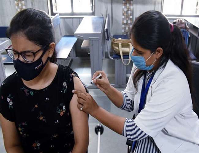 12 से 14 साल के बच्चों में तेजी से हो रहा टीकाकरण