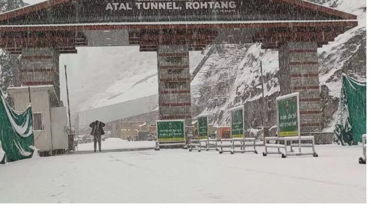 Manali Weather: अटल टनल रोहतांग के दोनों छोर में हो रहा हिमपात, सोलंग तक ही आम वाहनों को जाने की अनुमति