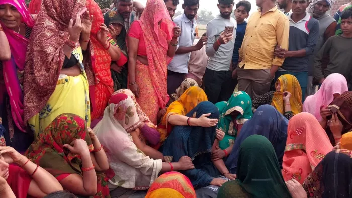 Auraiya News: सिपाही का शव मिलने के बाद रोते बिलखते स्वजन