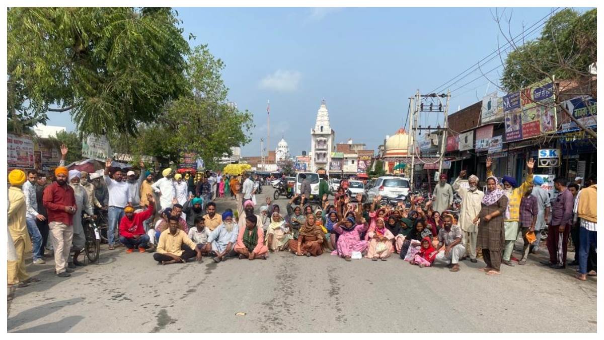 https://www.jagranimages.com/images/newimg/25032023/25_03_2023-barnala_newsration_card_holders_jammed_national_highway_23366754.jpg