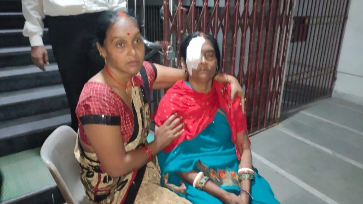 Bhojpur: निजी अस्पताल में मोतियाबिंद ऑपरेशन के बाद आंख की रोशनी गई, डॉक्टर ने लौटाई फीस; परिजनों का हंगामा