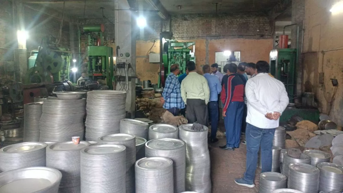 Hapur: एक करोड़ की टैक्स चोरी के मामले में बर्तन फैक्ट्री पर SIB का छापा, नाराज व्यापारियों ने बंद किया बाजार