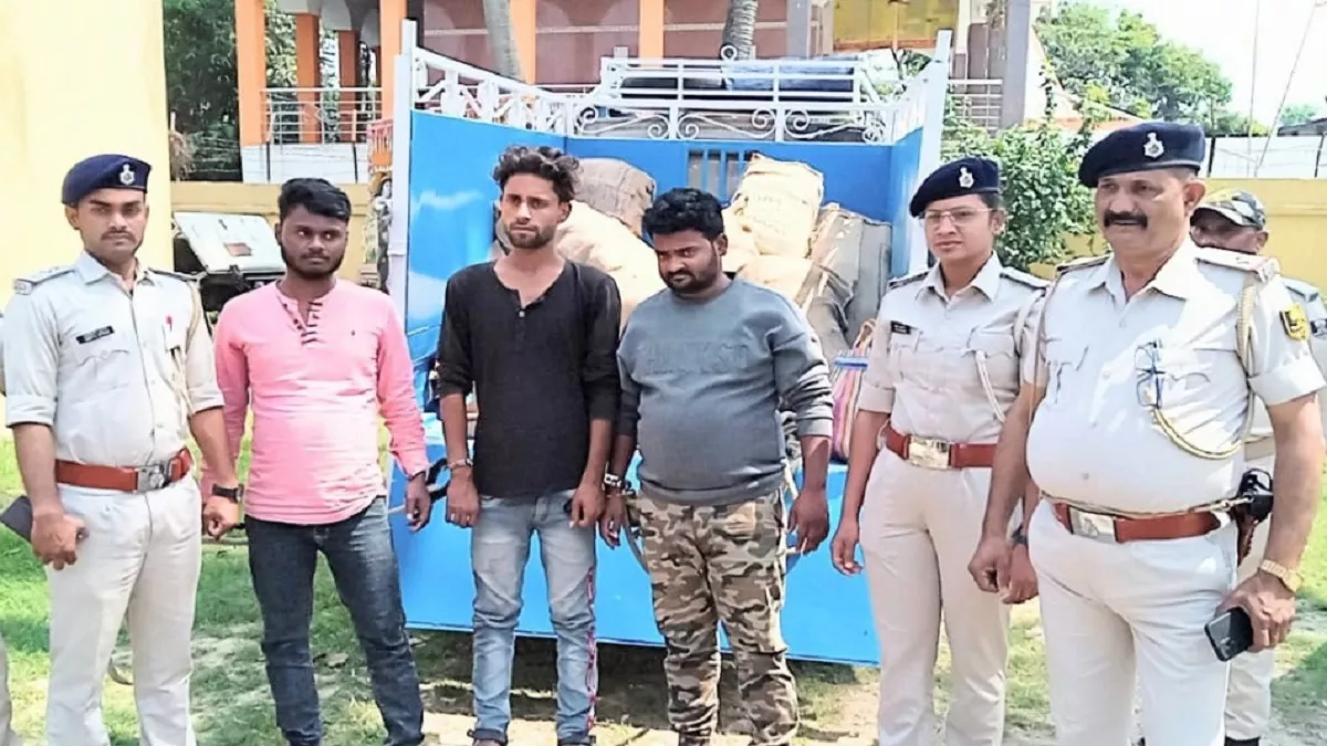 Madhubani: बिहार में शराबबंदी बेअसर, मधुबनी में छापे में 2550 बोतल बरामद; पिकअप वाहन जब्त, तीन तस्कर गिरफ्तार