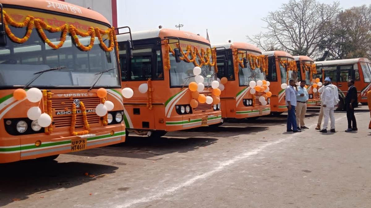 Mahakumbh 2025 महाकुंभ के लिये प्रयागराज पहुंची नई बसों की दूसरी खेप