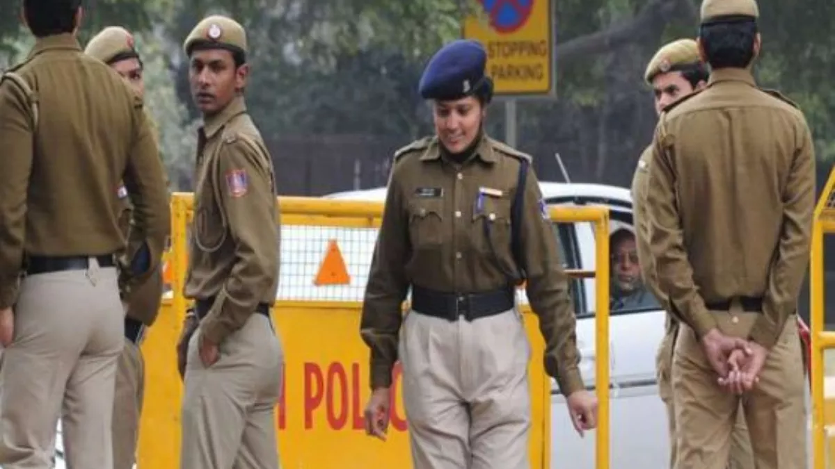 दिल्ली पुलिस ने दो कुख्यात झपटामारों को पकड़ा, 8 बाइक और 11 मोबाइल बरामद