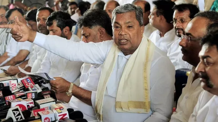 कर्नाटक के पूर्व CM सिद्धारमैया ने सरेआम अपने समर्थक को मारा थप्पड़, सोशल मीडिया पर वीडियो वायरल