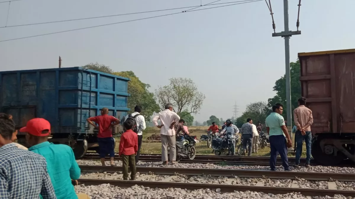 Prayagraj News: प्रयागराज में फाफामऊ ऊंचाहार सेक्शन के बीच मालगाड़ी के वैगन हुए अलग, खलबली