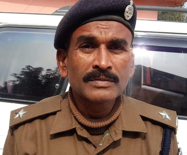 Bihar: बगहा में थाना परिसर में छत से गिरकर इंस्पेक्टर की मौत, चार दिन पहले  एसपी कार्यालय में हुआ था तबादला - Inspector died after falling from the roof  in the police