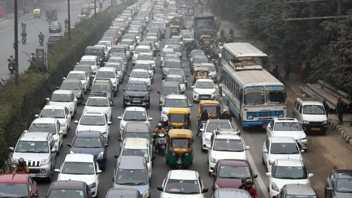 Traffic के बीच किस तरह से Car Driving करें। आइए जानते हैं।