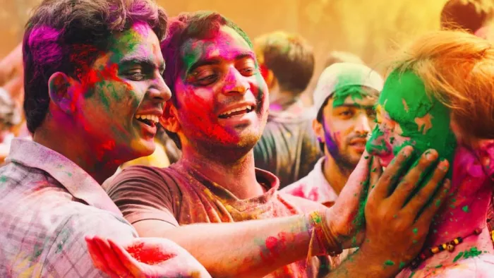 आंख, कान या मुंह में होली का रंग जाने पर अपनाएं ये तरीके