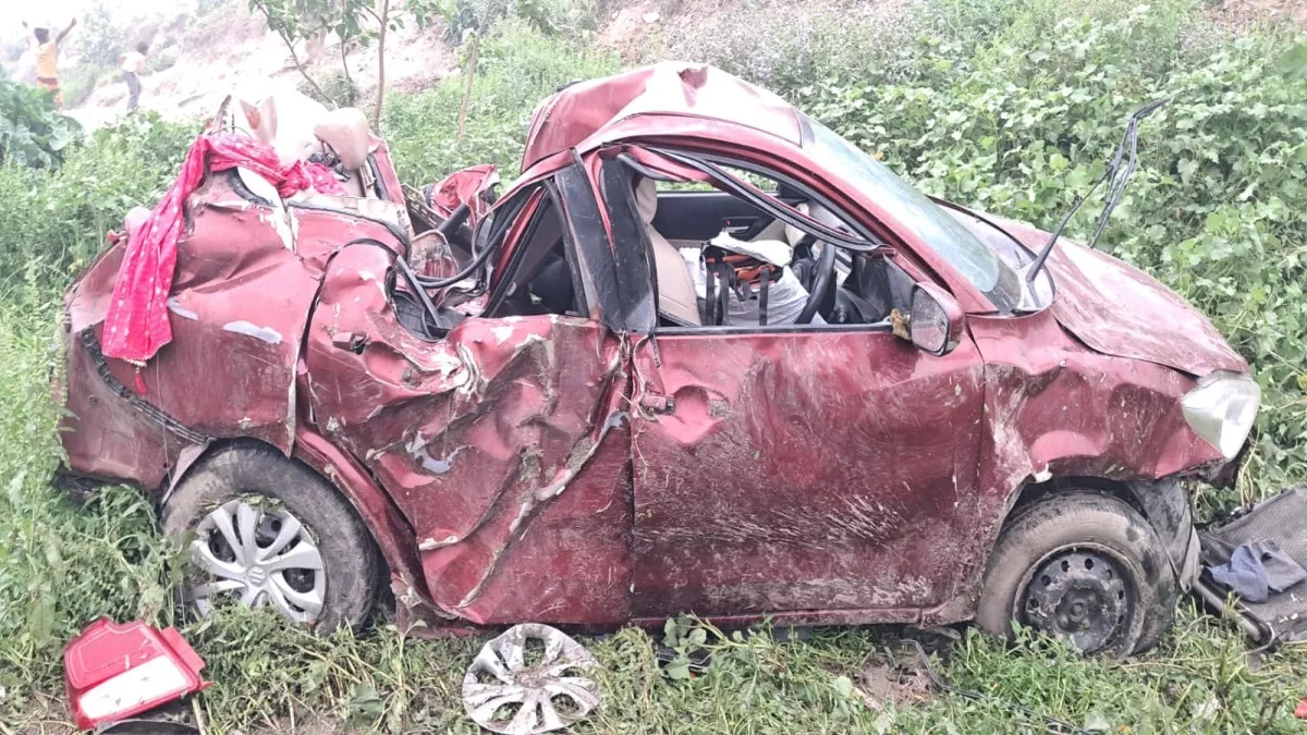 Bihar News: बेगूसराय में बड़ा सड़क हादसा, 30 फीट नीचे खाई में गिरी कार; मां बेटी समेत तीन की मौत
