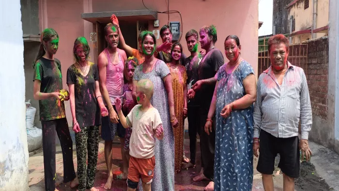 धनबाद के चिरगोड़ा में होली खेलते एक परिवार।