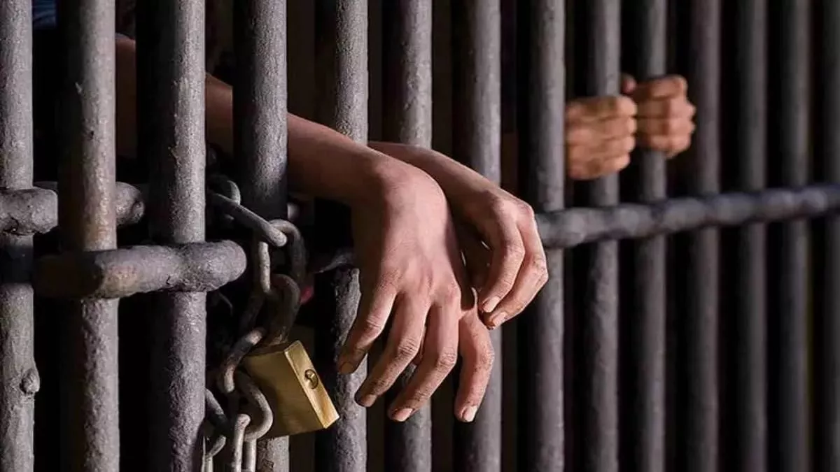 Hathras News: पुलिस के हाथ लगी बड़ी कामयाबी, गैंगस्टर को तमंचा सहित किया गिरफ्तार; भेजा जेल