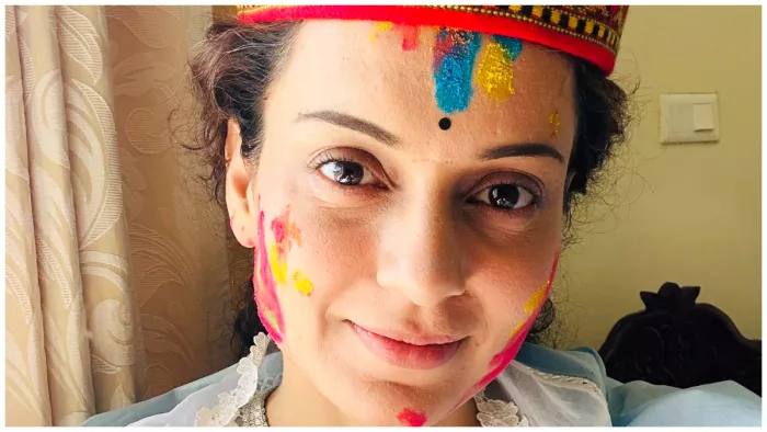 चुनाव से पहले कंगना रनोट ने जमकर मनाई होली, (X Image)