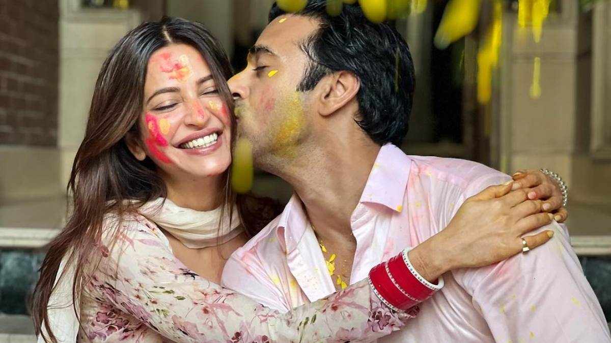 https://www.jagranimages.com/images/newimg/25032024/25_03_2024-kriti_and_pulkit_first_holi_23682604.jpg