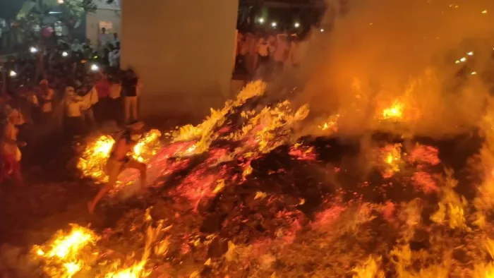 Mathura Holi: होलिका के धधकते अंगारों से निकले मोनू पंडा