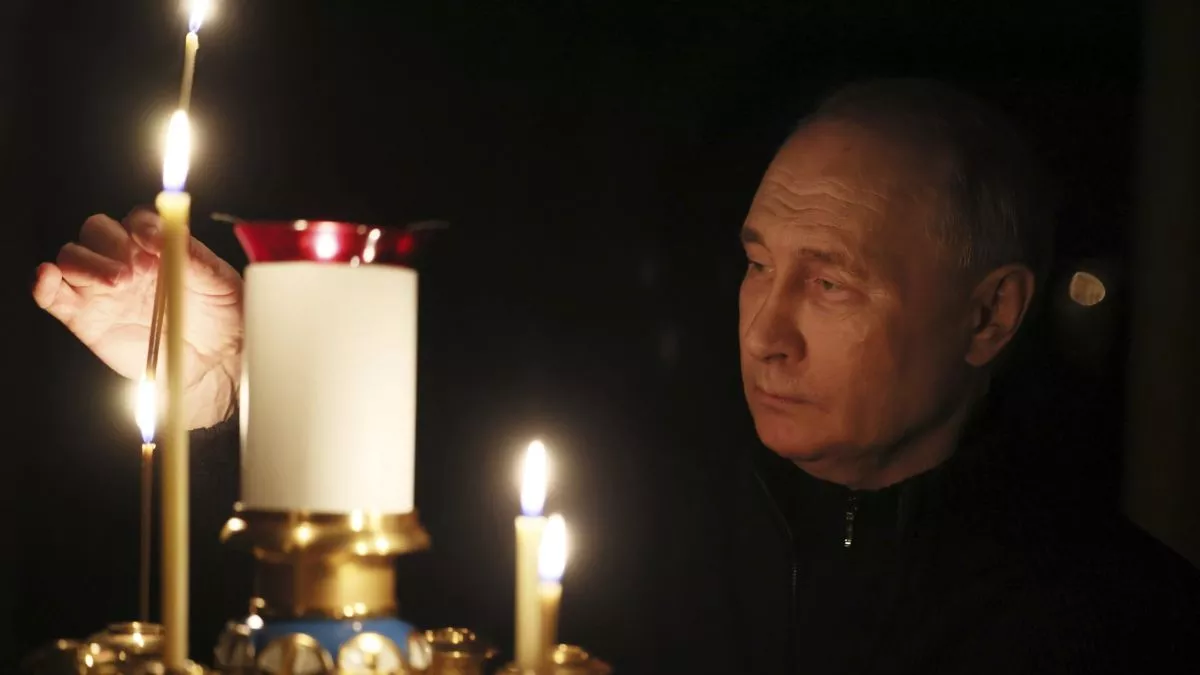 मास्को आतंकी हमले के बाद अब भी प्रियजनों को तलाश रहे लोग, राष्ट्रपति पुतिन ने पीड़ितों के लिए चर्च में जलाई  मोमबत्ती
