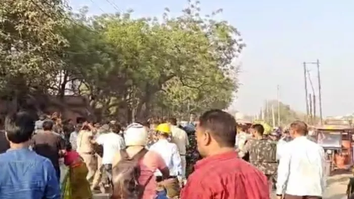 पुलिस टीम के साथ मारपीट करते अतिक्रमणकारी। फोटो- जागरण