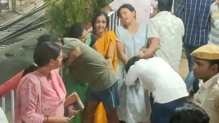 घटना के बाद मौके पर पहुंचे रोते-बिलखते स्वजन