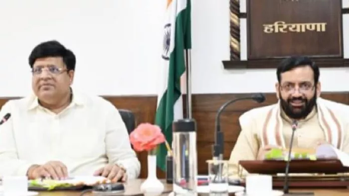 नायब सिंह सैनी और मंत्री विपुल गोयल हाई पावर वर्क्स परचेज कमेटी की बैठक लेते हुए। (फोटो- जागरण)