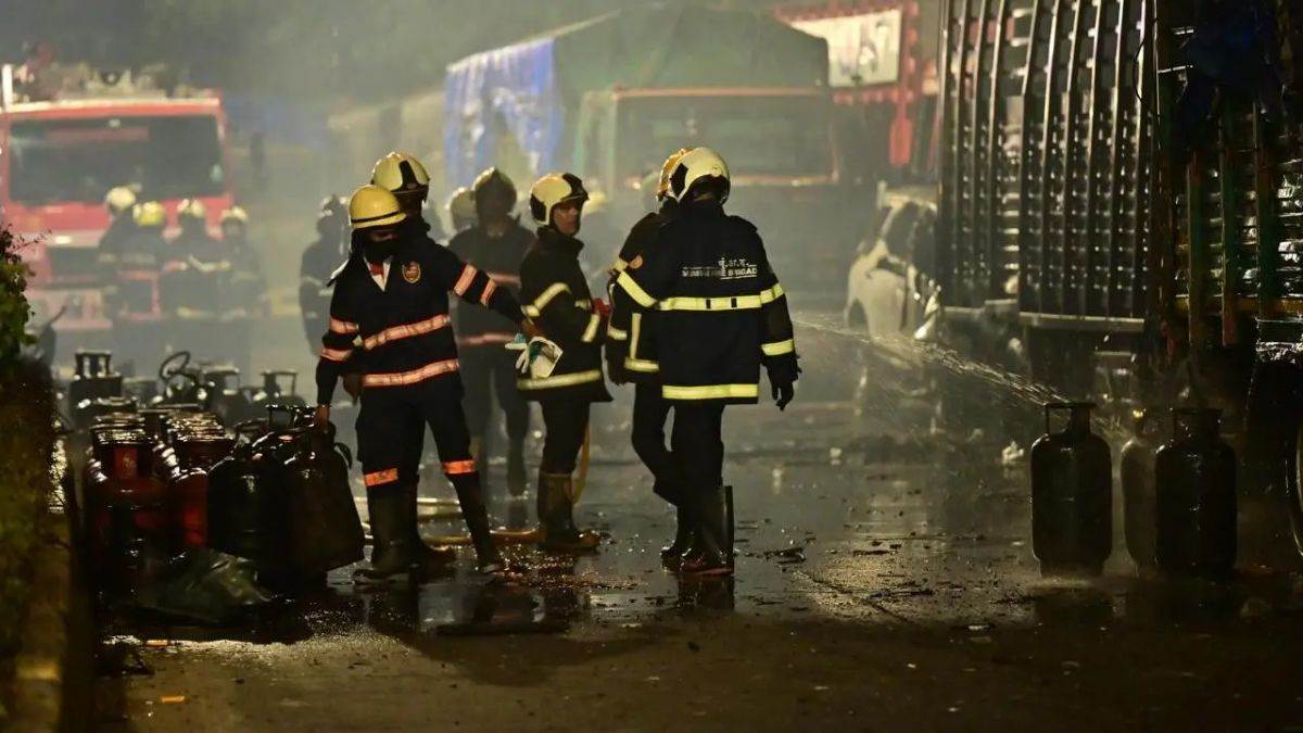 https://www.jagranimages.com/images/newimg/25032025/25_03_2025-dharavi_fire_23905483.jpg