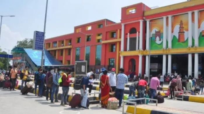 नई दिल्ली रेलवे स्टेशन पर सीढ़ियों पर बैठने वाले यात्रियों पर जुर्माना लगेगा। जागरण